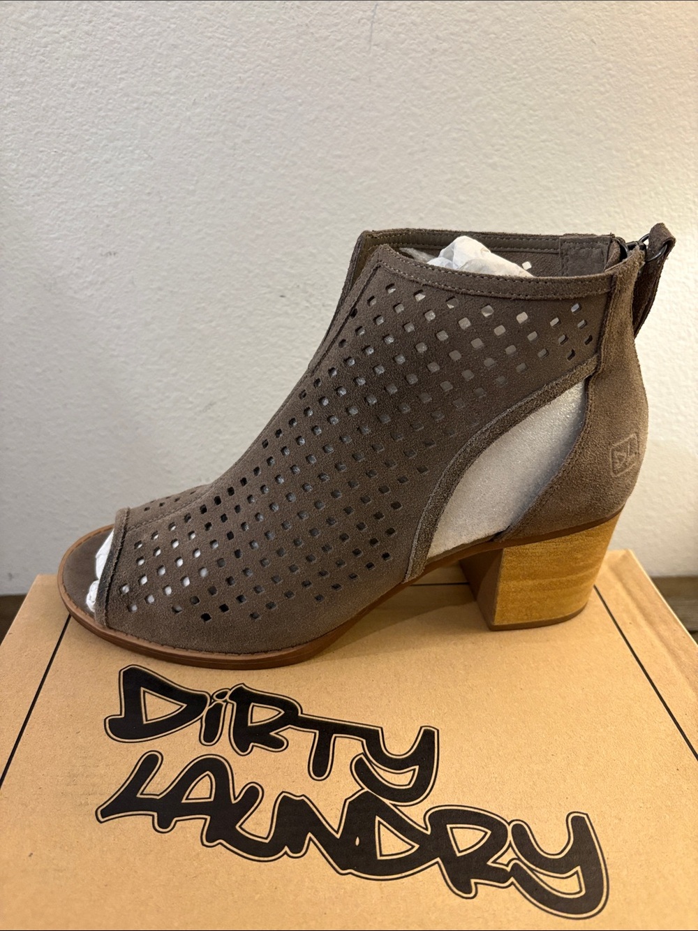 NIB [Dirty Laundry] Tessa Perforated Suede Peep-Toe Low Block Heel Women’s 9.5 - Picture 4 of 12